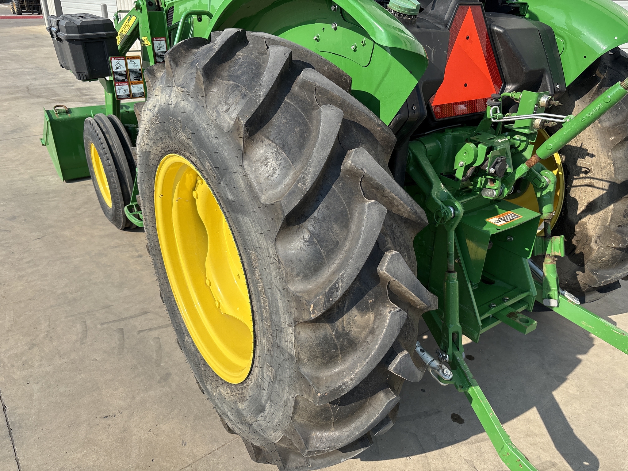 2021 John Deere 5045E Image 17
