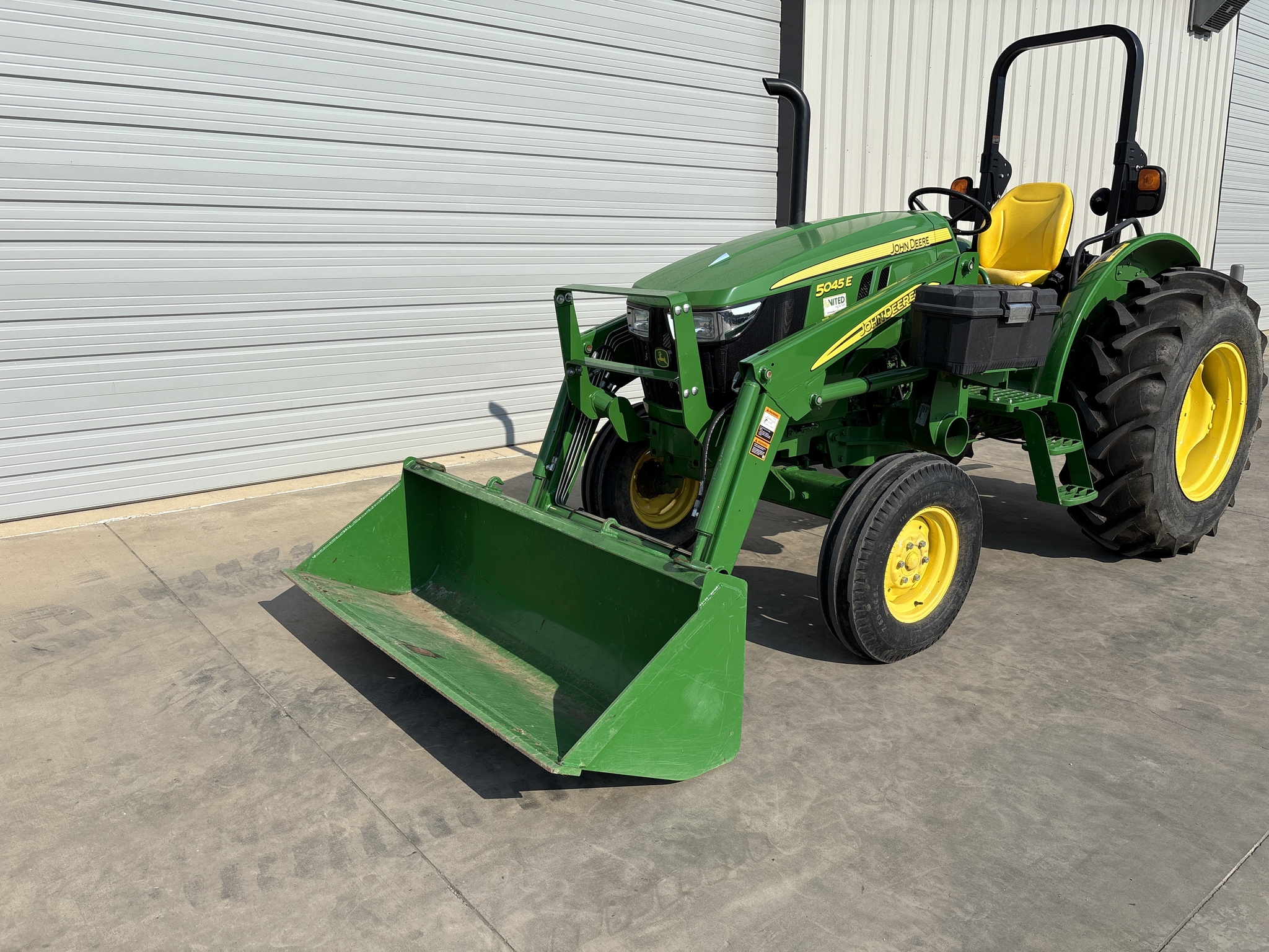 2021 John Deere 5045E Image 3