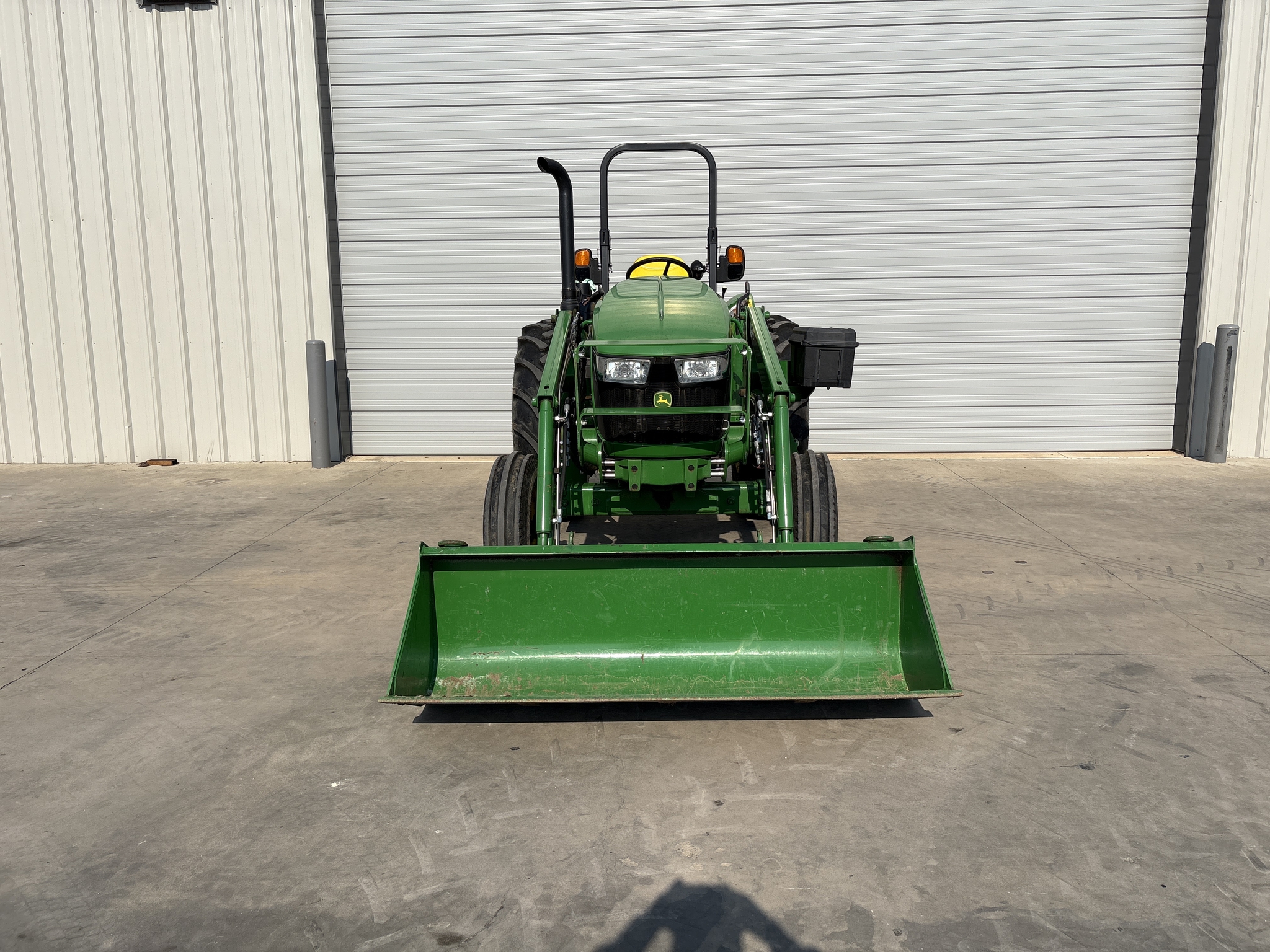 2021 John Deere 5045E Image 4