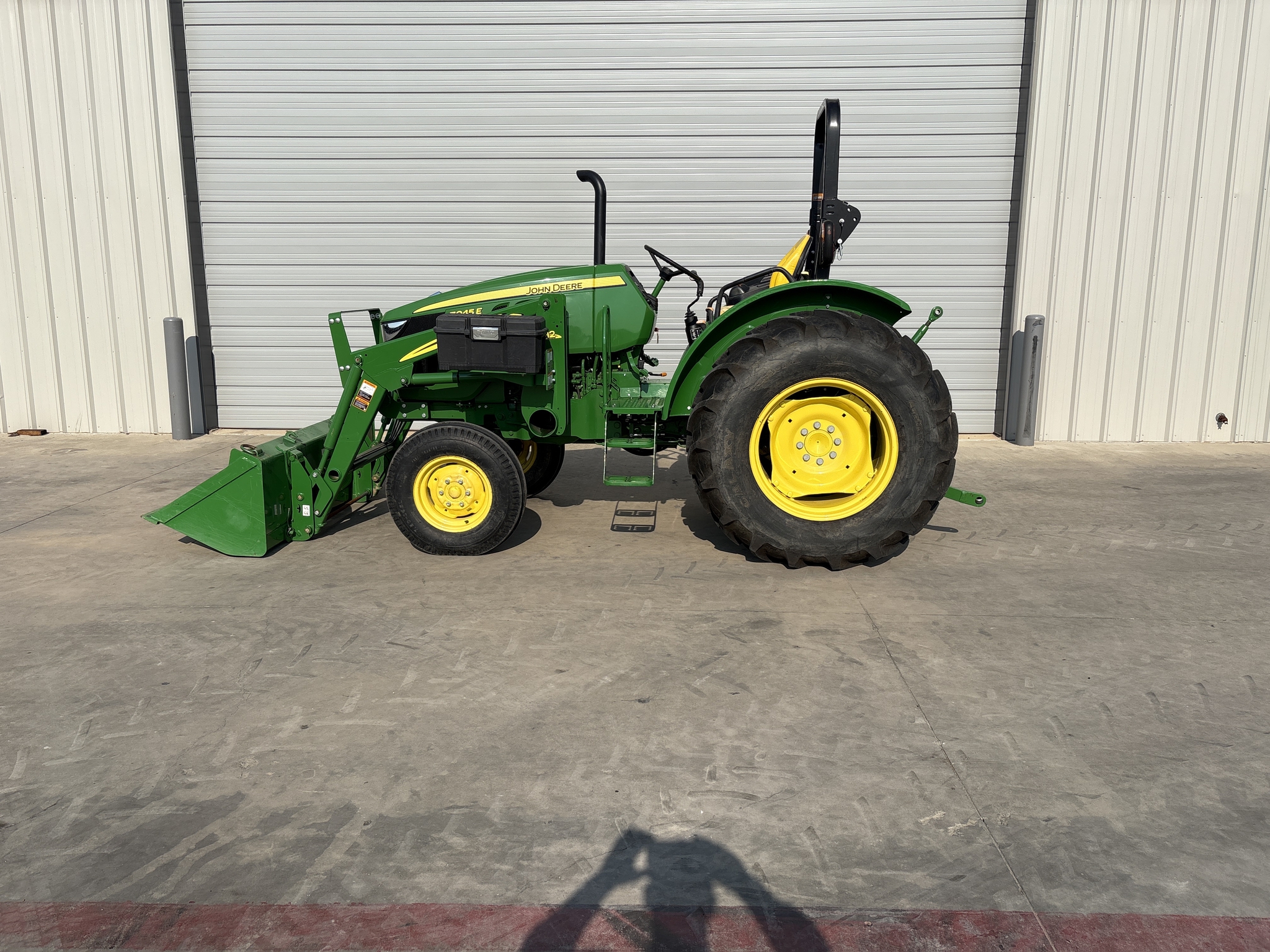 2021 John Deere 5045E Image 2