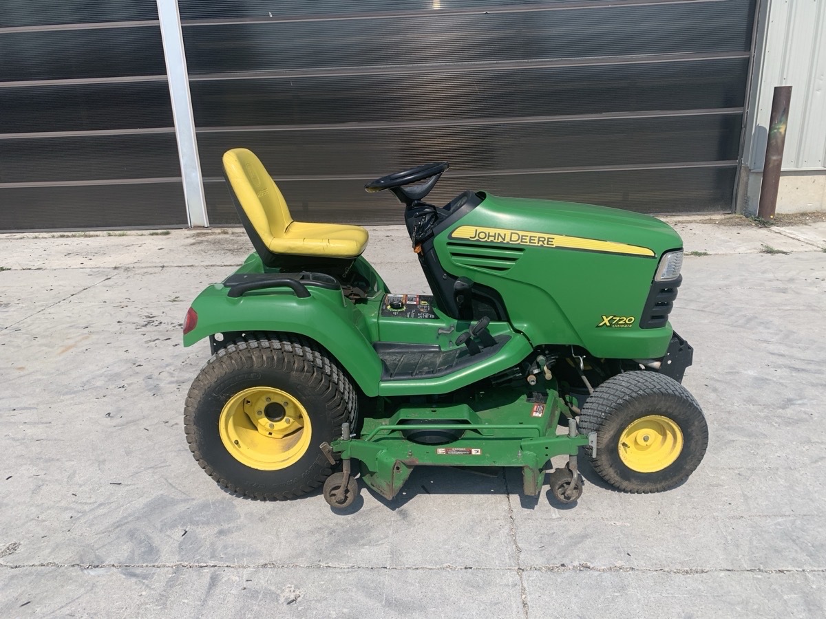 2008 John Deere X720 Image 2