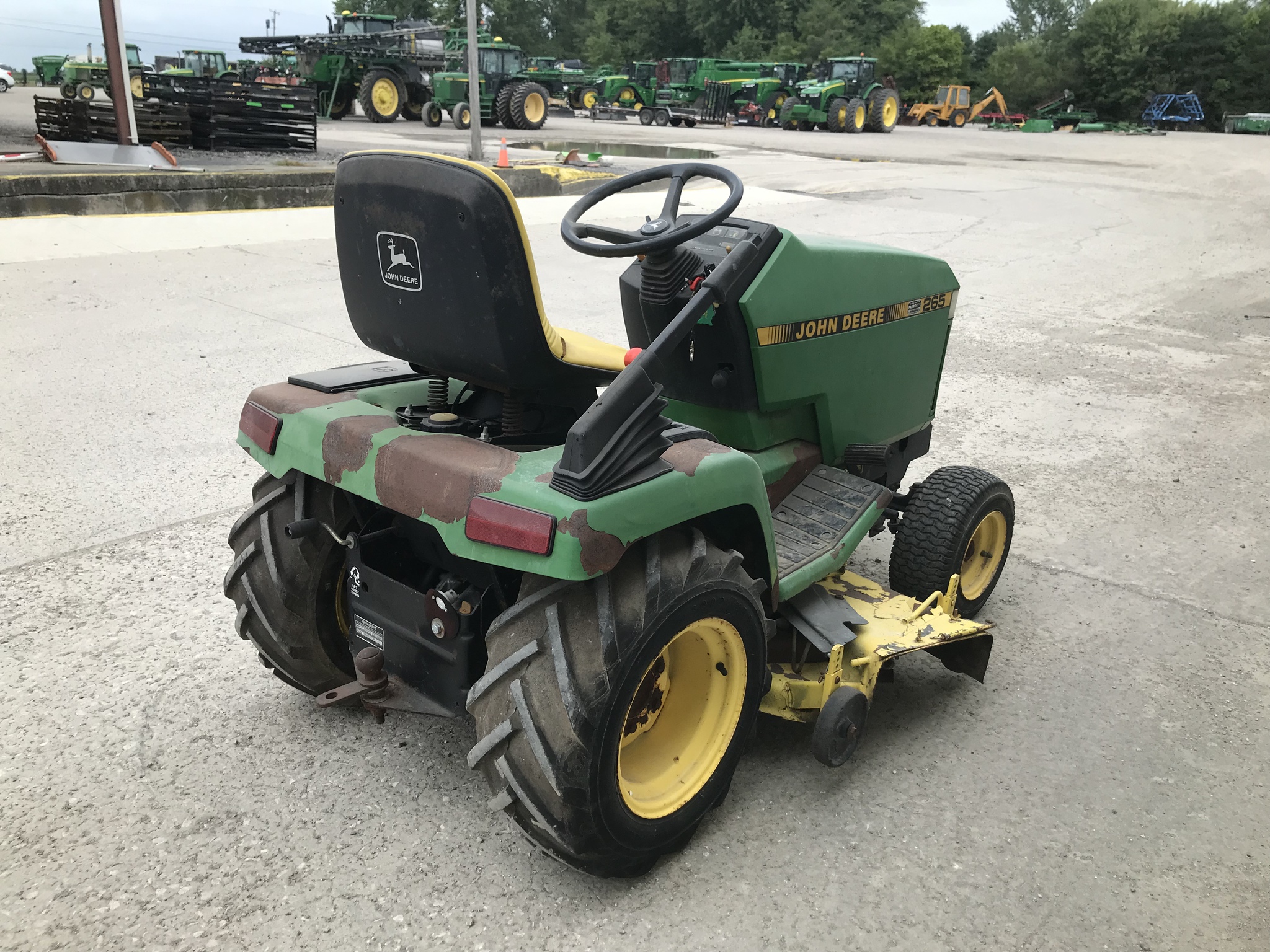 1990 John Deere 265 Image 4