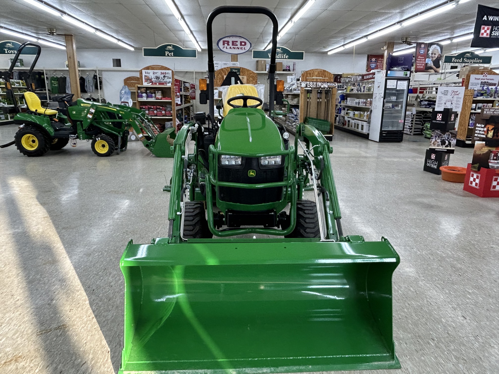 2025 John Deere 1025R Image 8