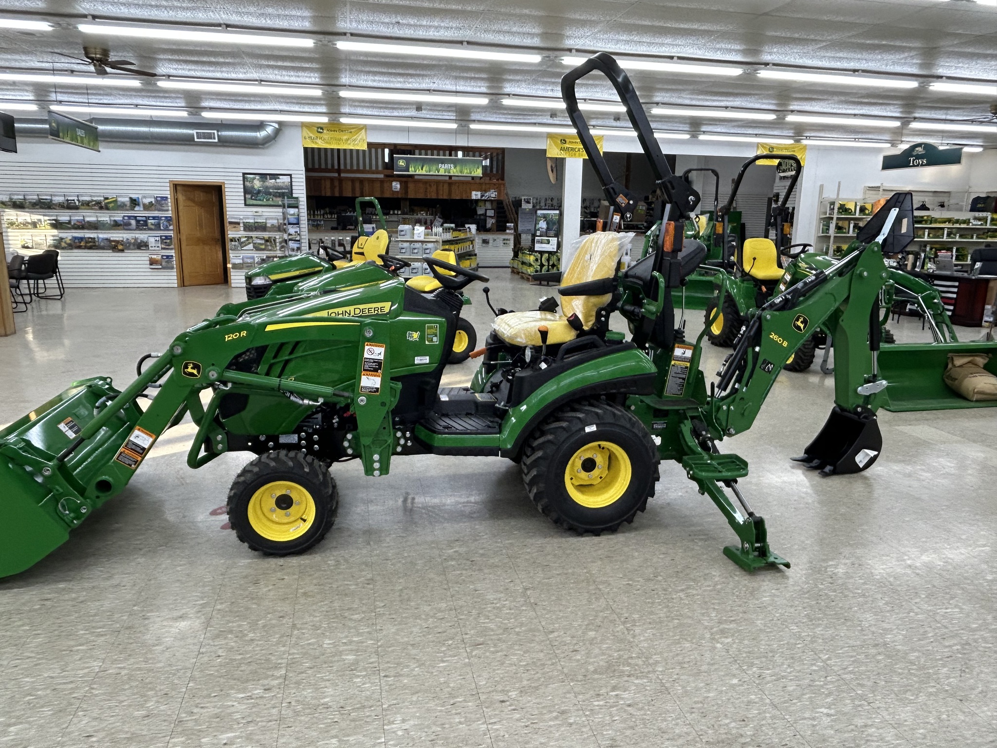 2025 John Deere 1025R Image 2