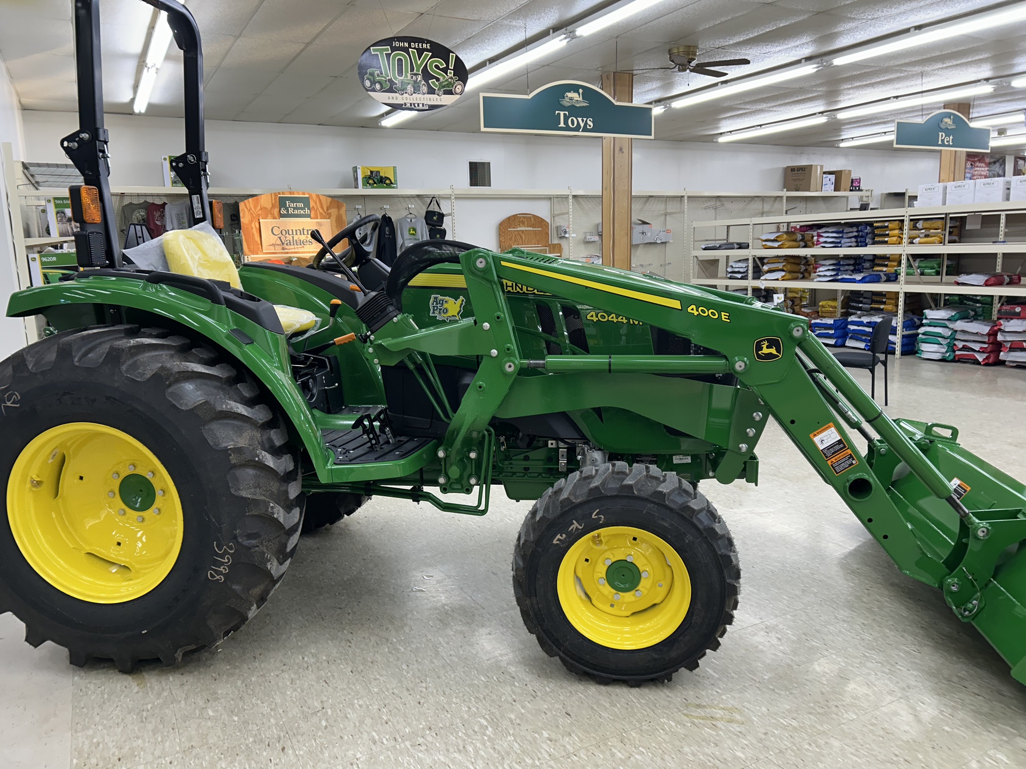 2025 John Deere 4044M Image 6