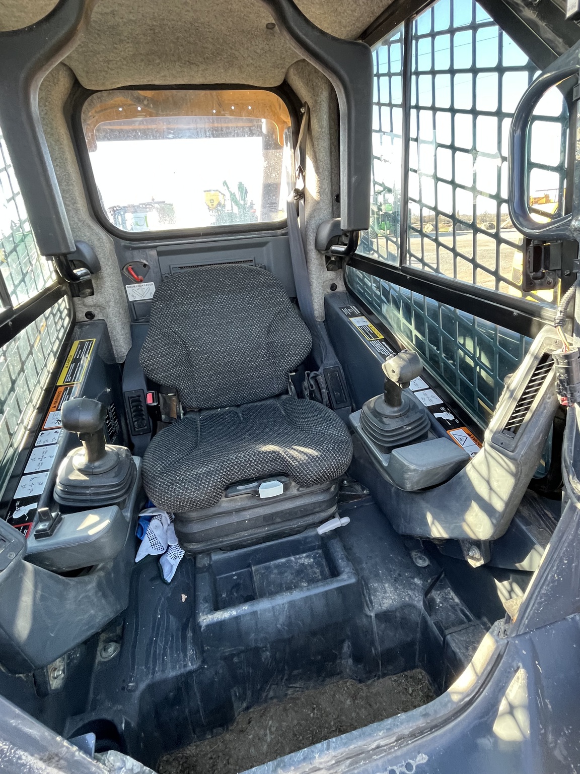 2014 John Deere 323E Image 2