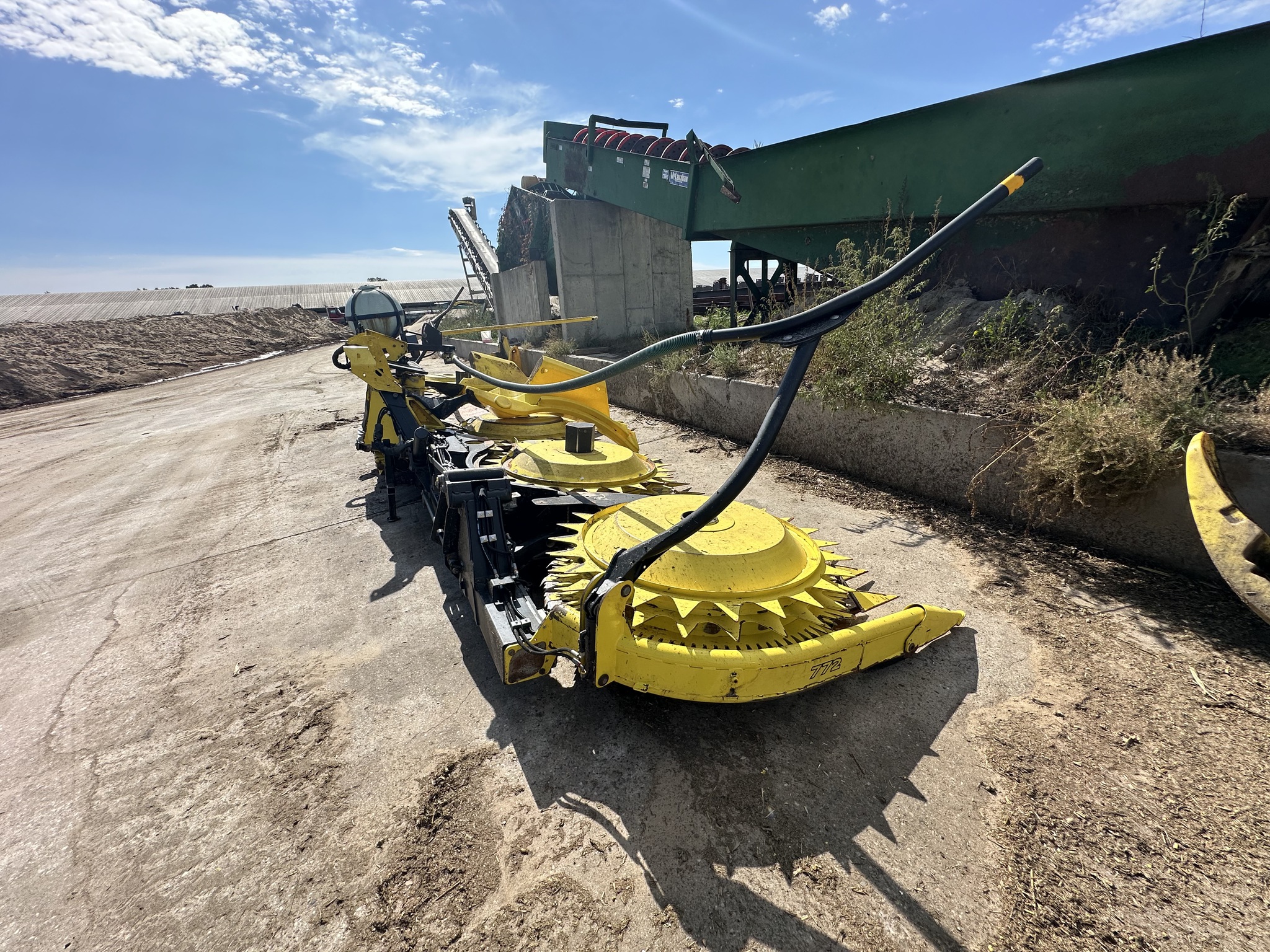 2022 John Deere 772 Image 3