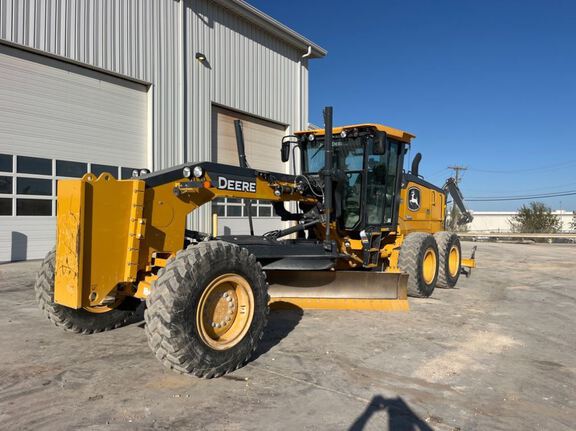 Photo of a 2024 John Deere 772G