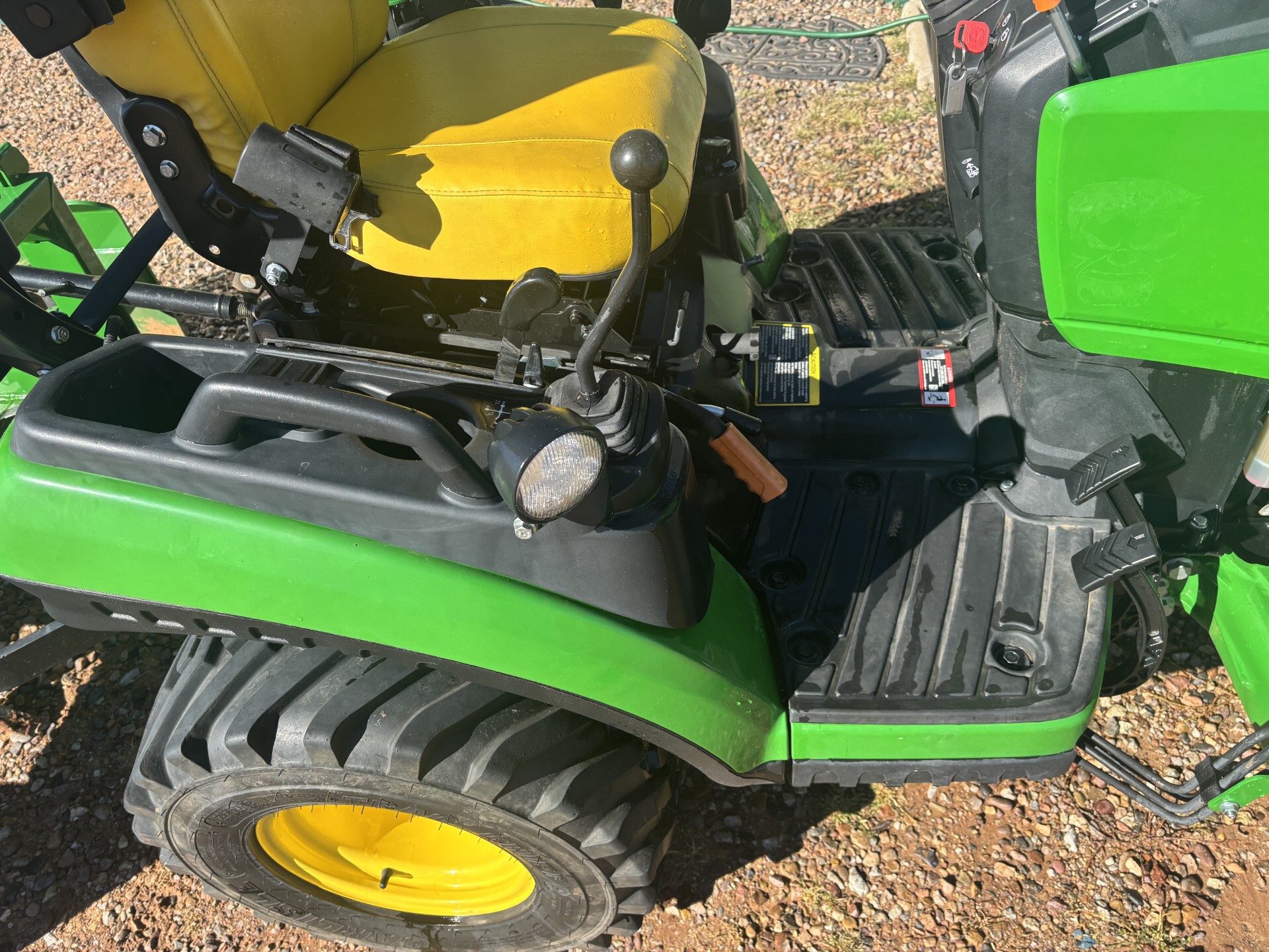 2023 John Deere 1025R Image 3