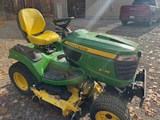 2018 John Deere X738 Image 1