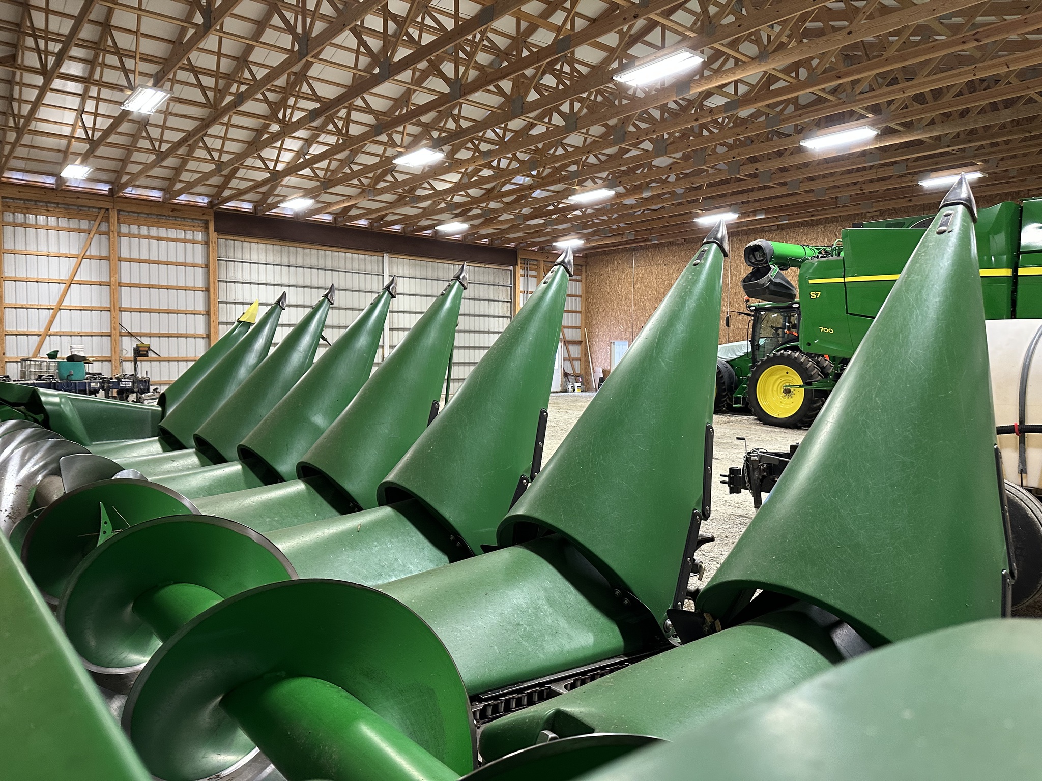 2022 John Deere C8R Image 3