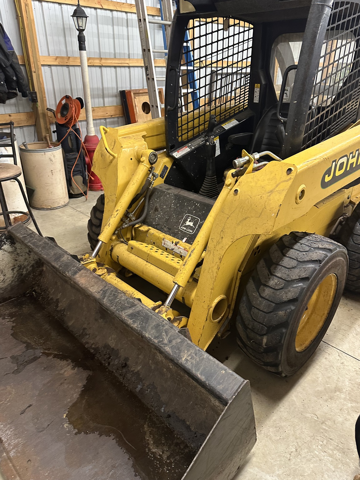 2000 John Deere 240 Image 2