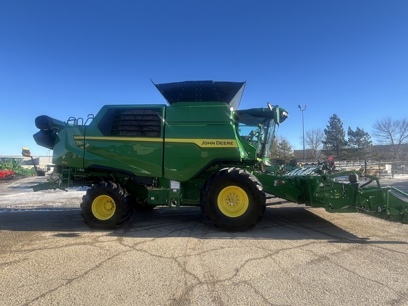 Used 2025 John Deere T6 800 Combines at Horizon Ag & Turf in Edmonton West, AB - Photo6