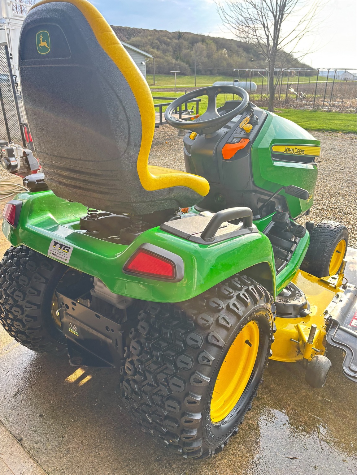 2020 John Deere X590 Image 6