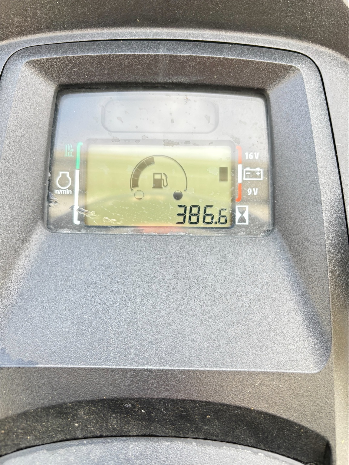 2020 John Deere X590 Image 9