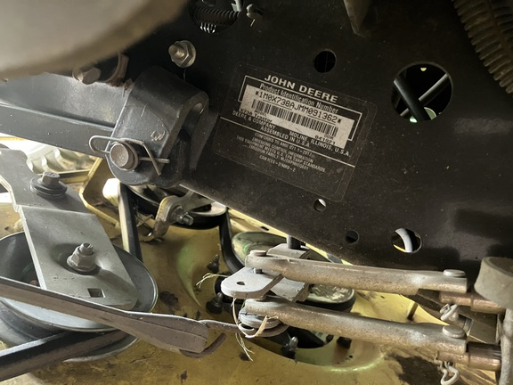 2021 John Deere X738 - Photo11