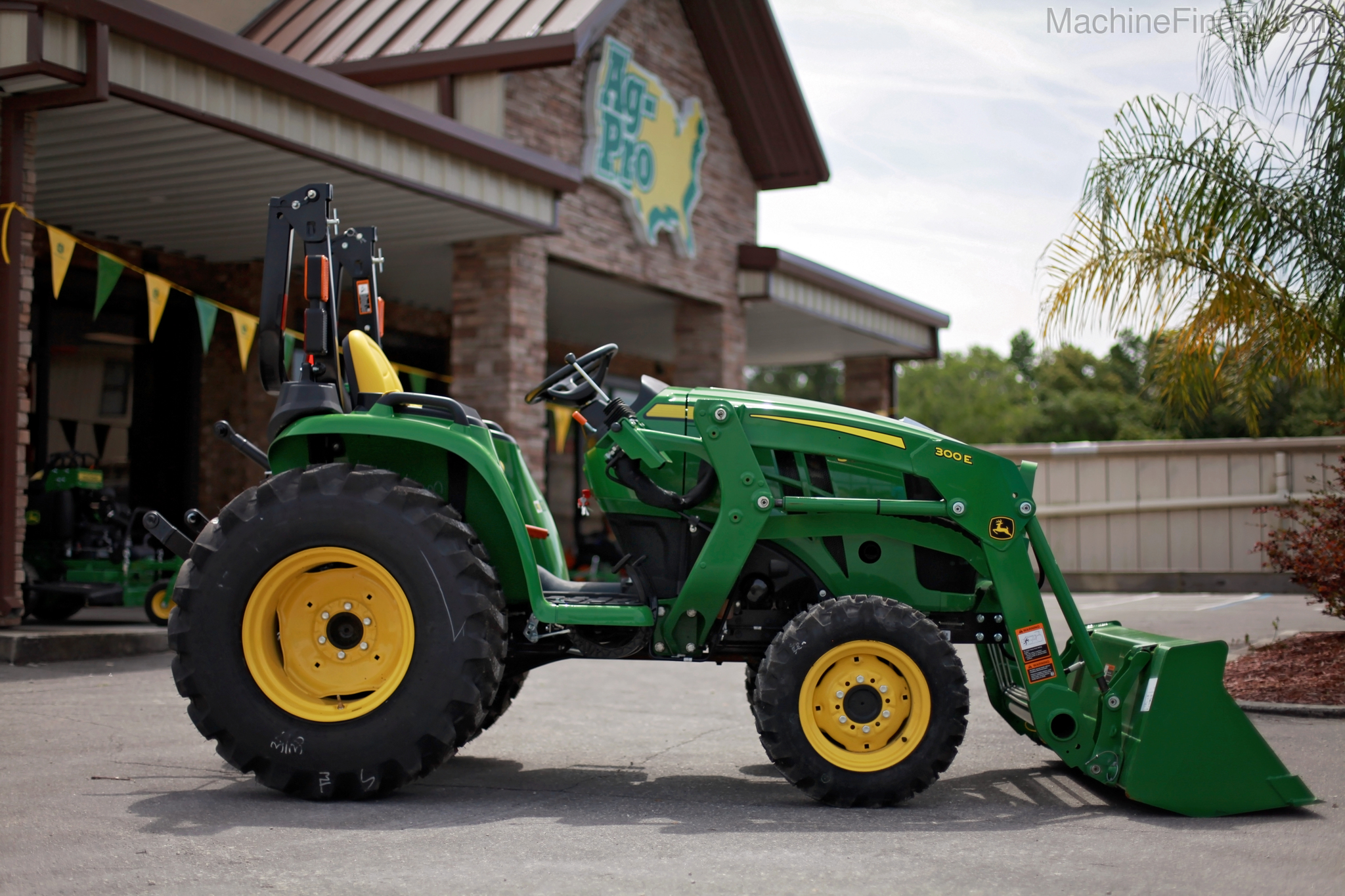 2020 John Deere 3038E Image 2