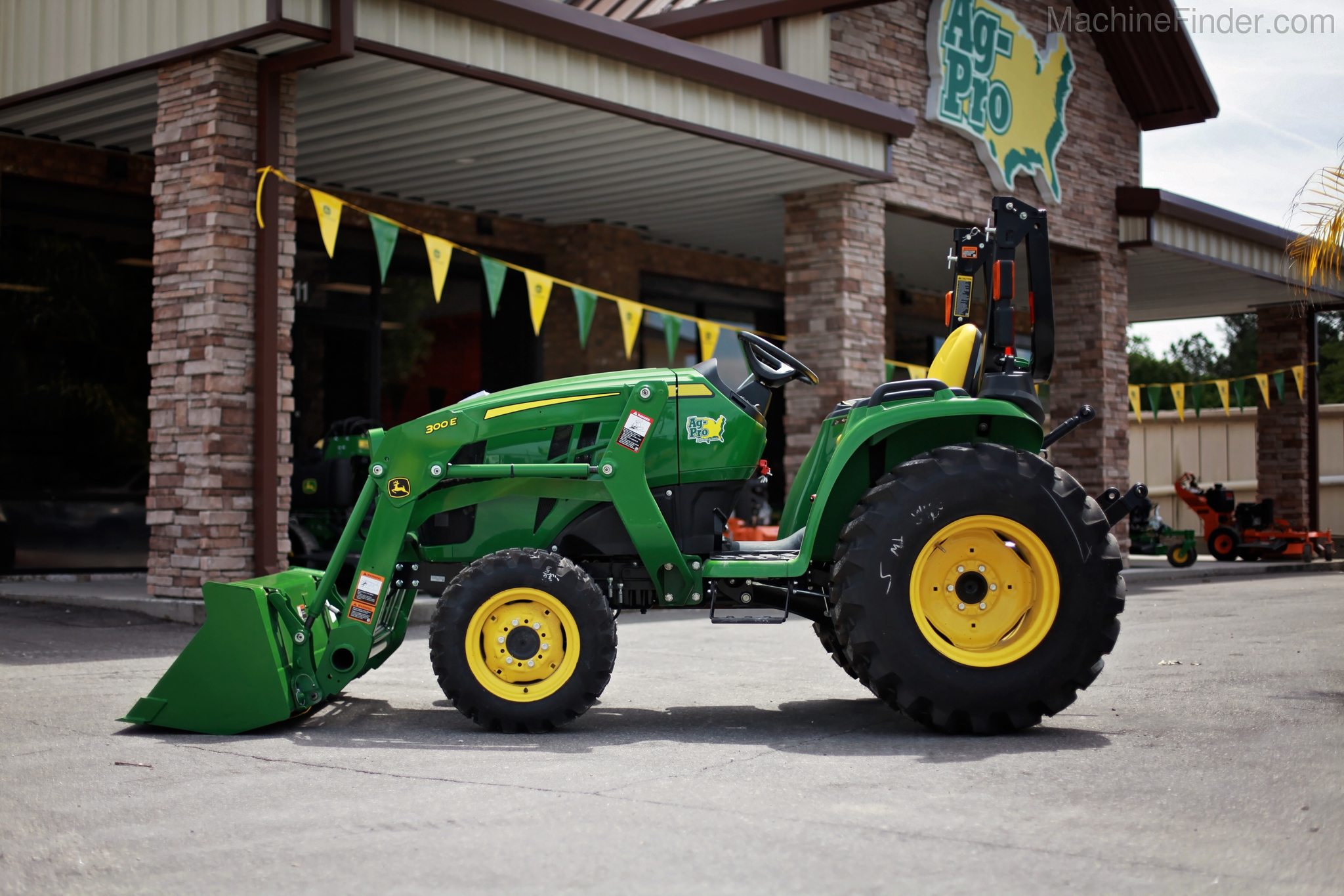 2020 John Deere 3038E Image 4