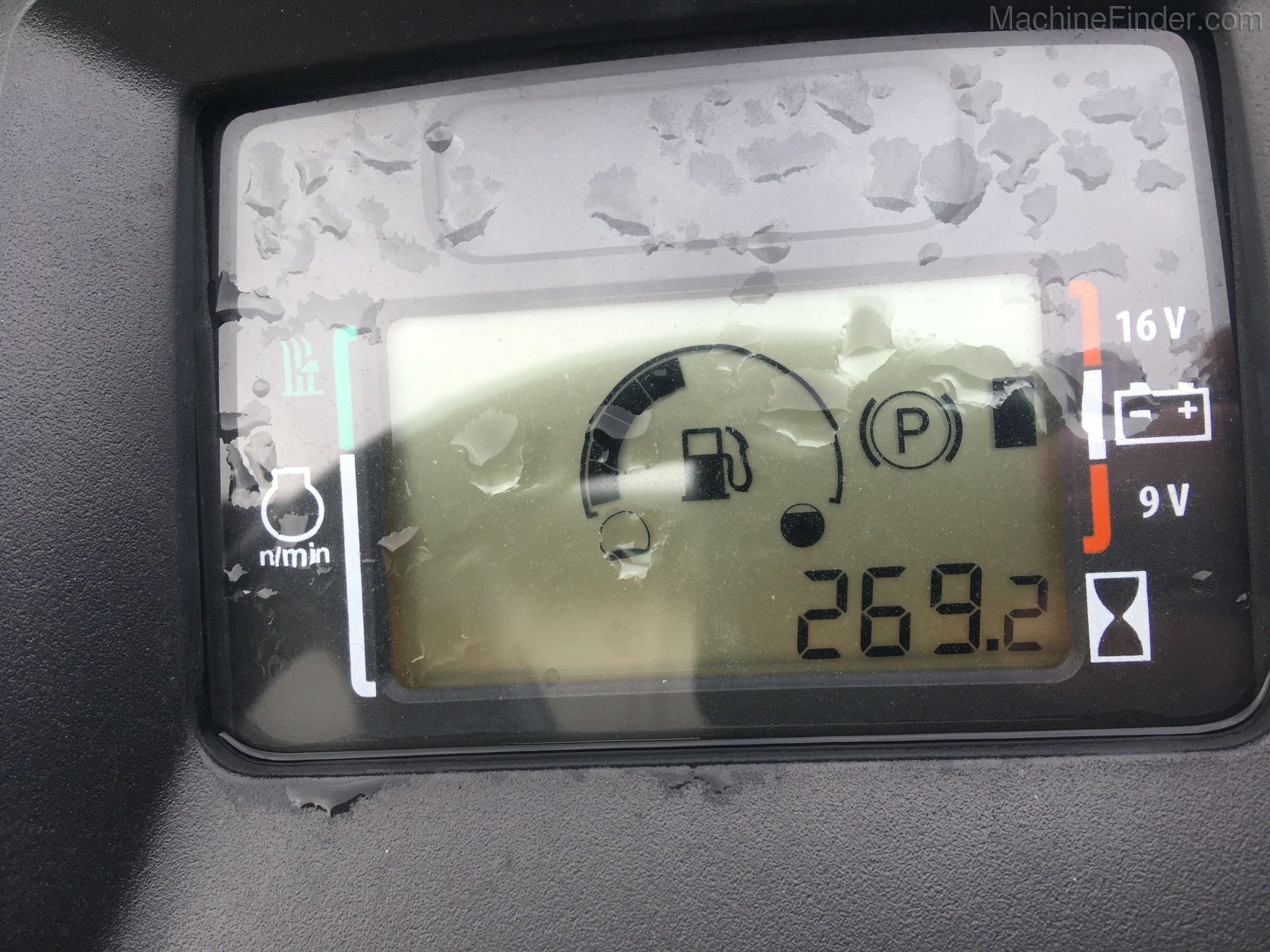 2017 John Deere X580 Image 6