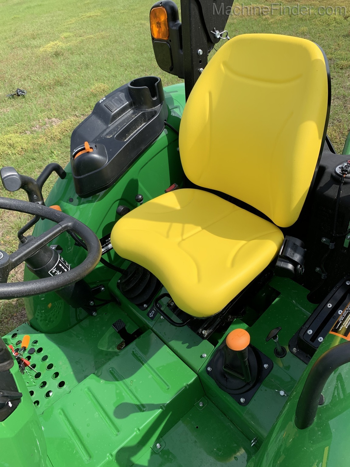 2020 John Deere 5045E Image 3