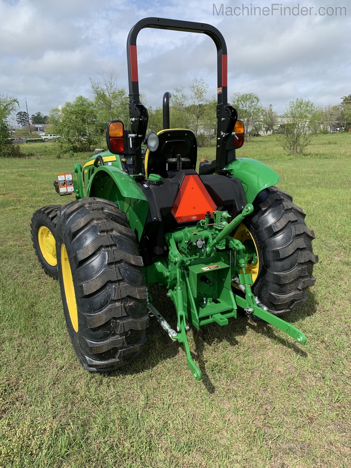 2020 John Deere 5045E Image 4