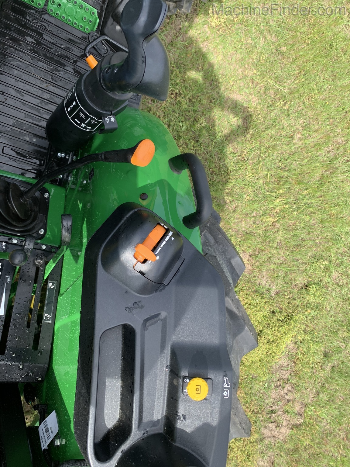 2020 John Deere 5045E Image 11