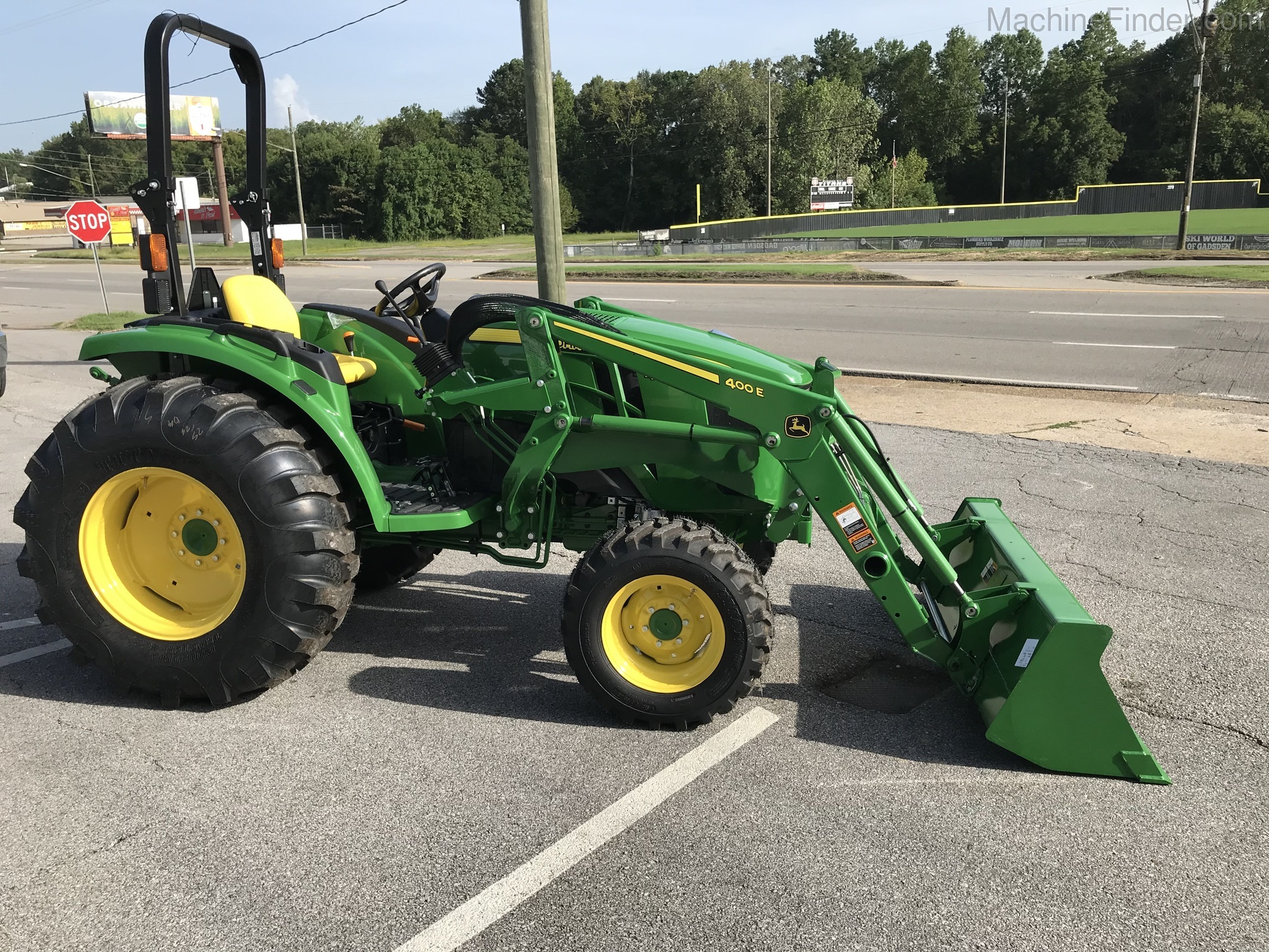 2020 John Deere 4052M Image 3