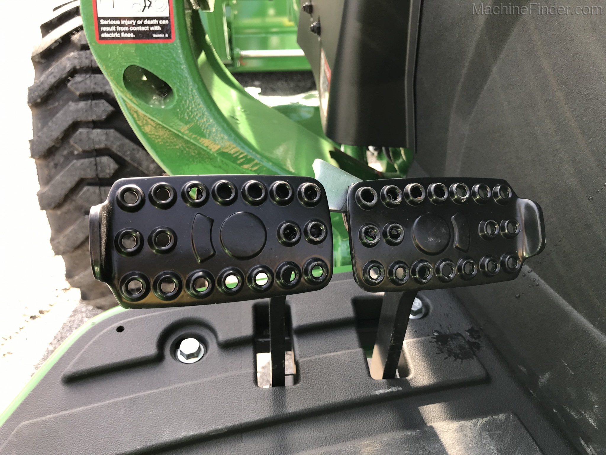 2020 John Deere 4052M Image 8