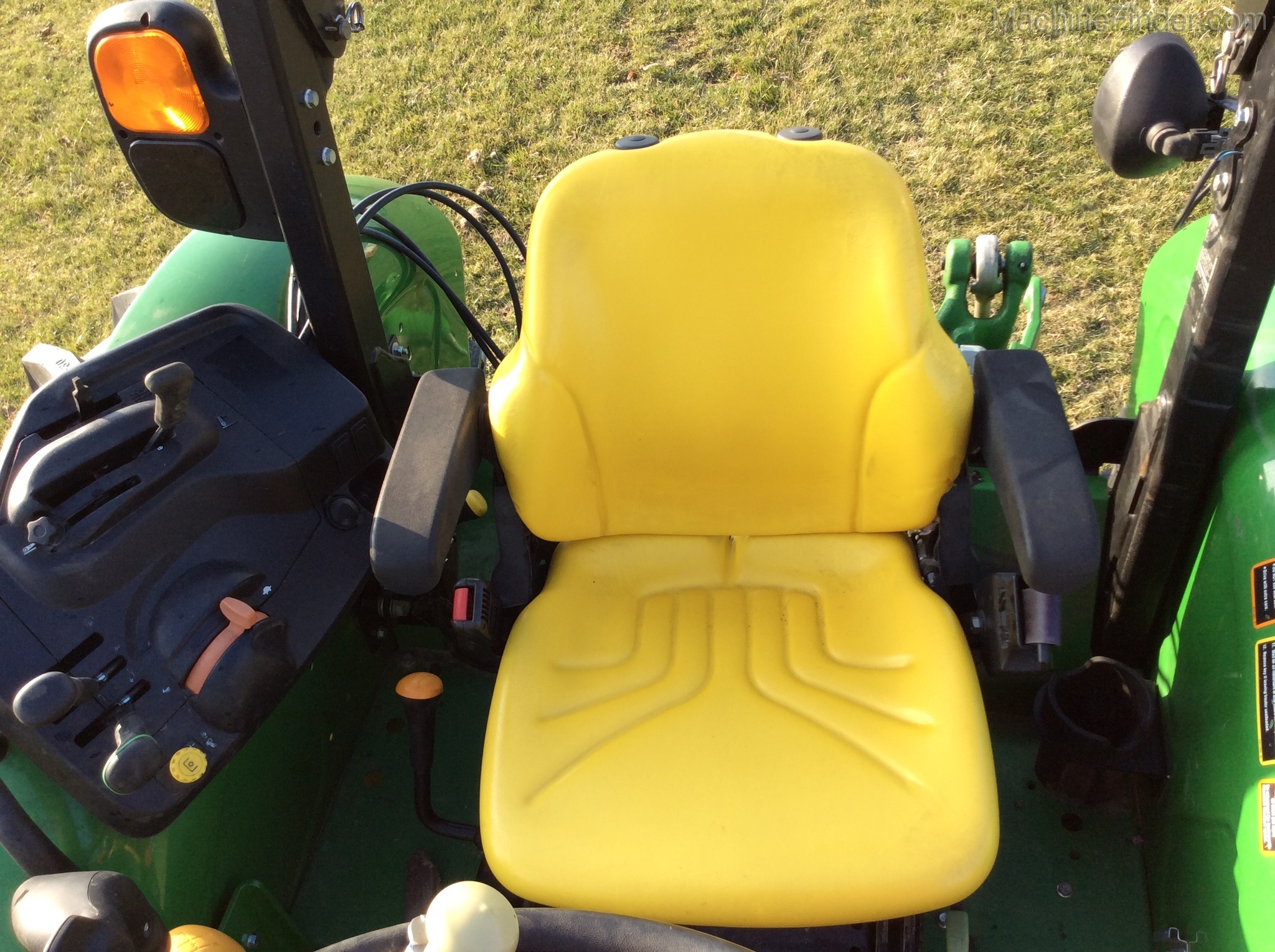 2017 John Deere 5075M Image 9
