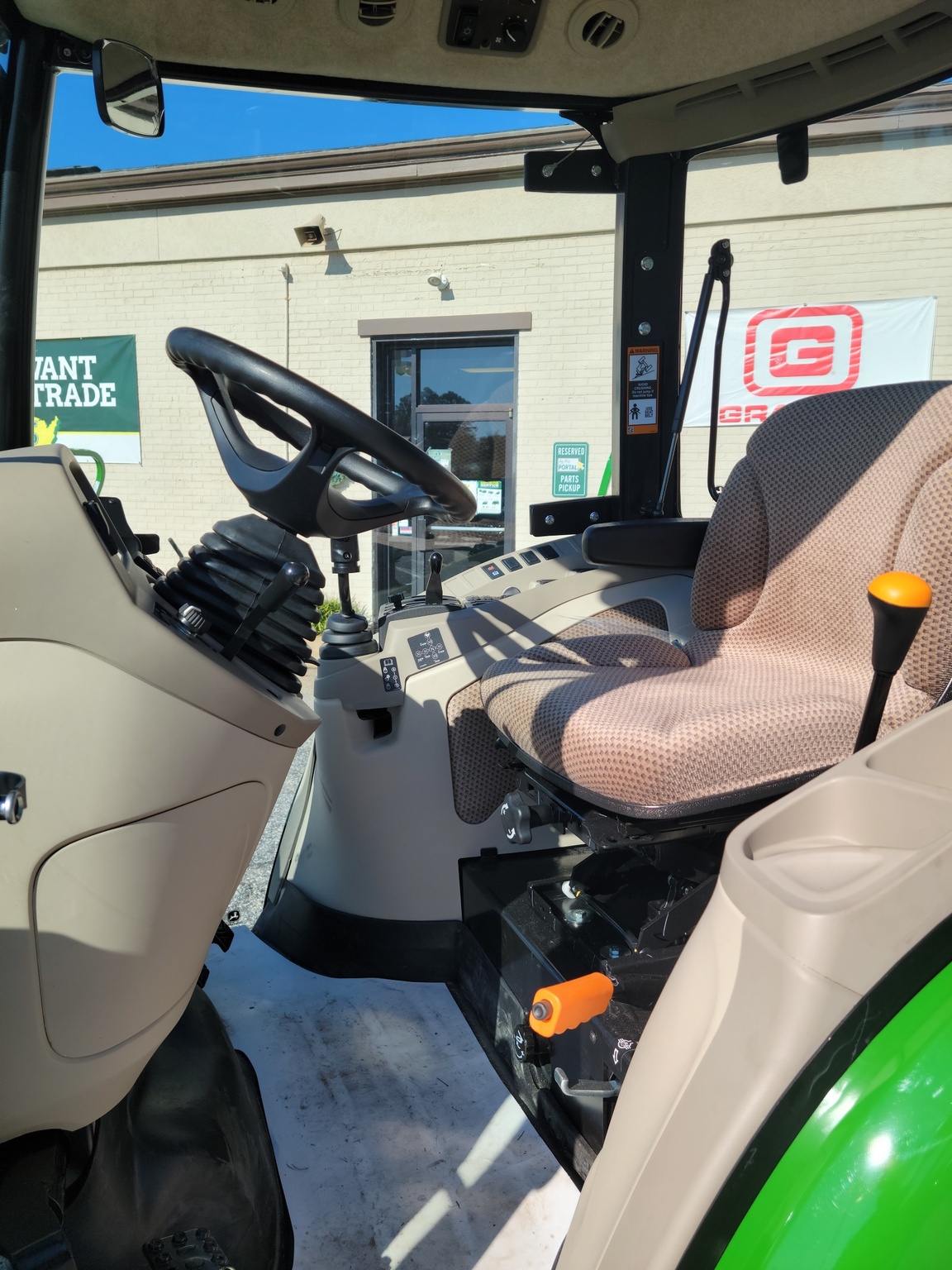 2023 John Deere 4044R Image 4