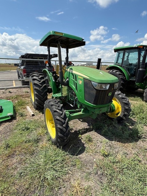 2016 John Deere 5065E Image 2