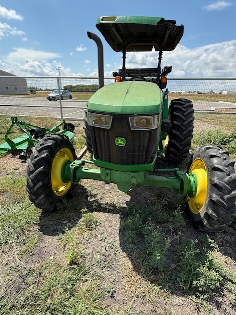 2016 John Deere 5065E Image 3