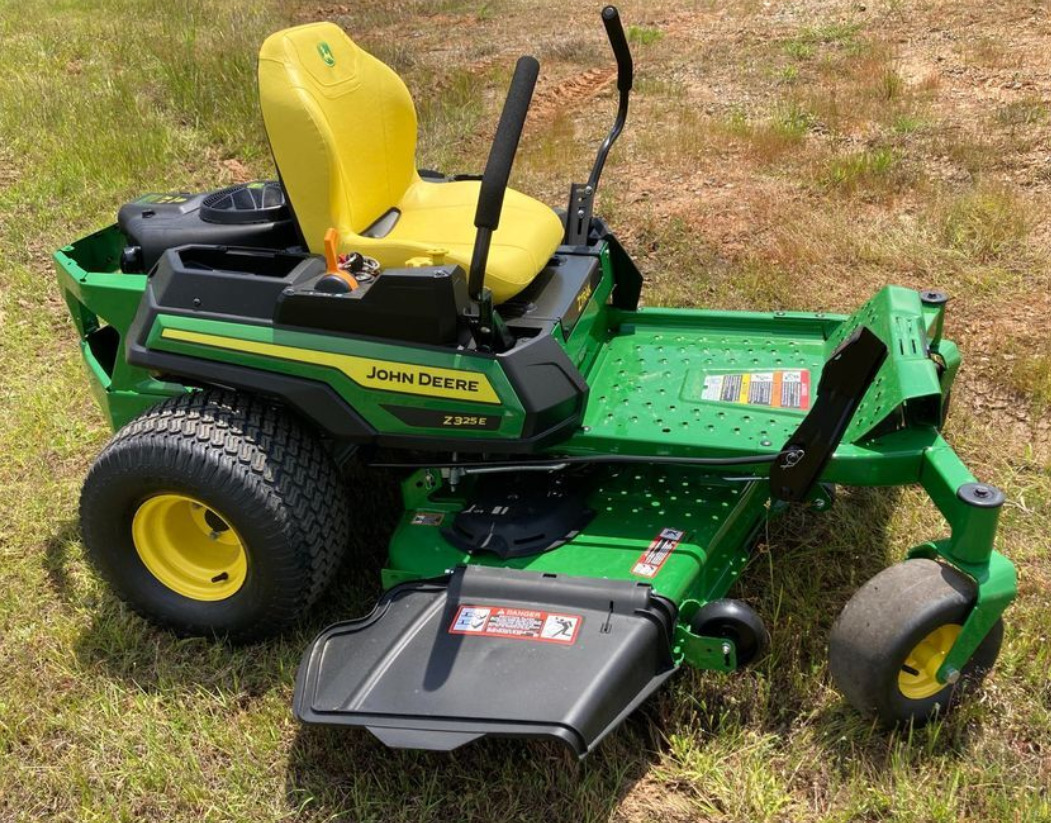 2024 John Deere Z325E Image 4