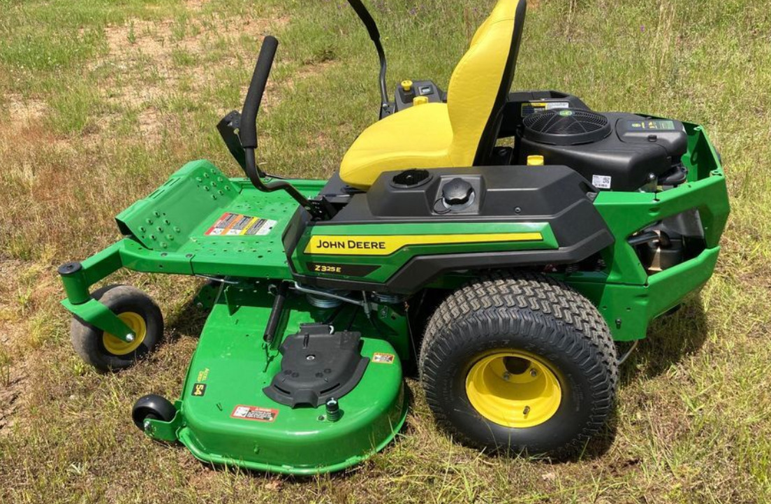 2024 John Deere Z325E Image 3