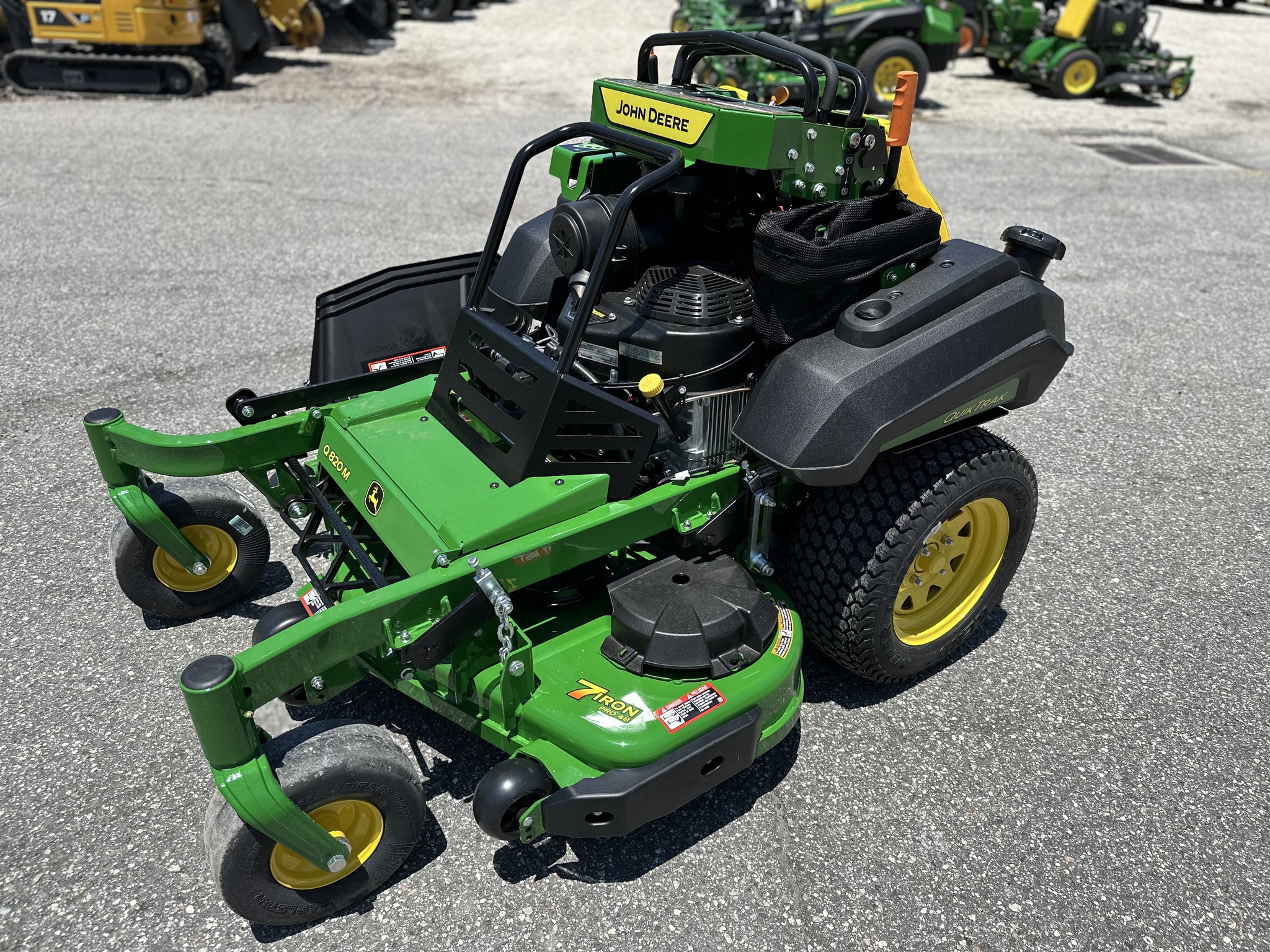 2025 John Deere Q820M Image 1