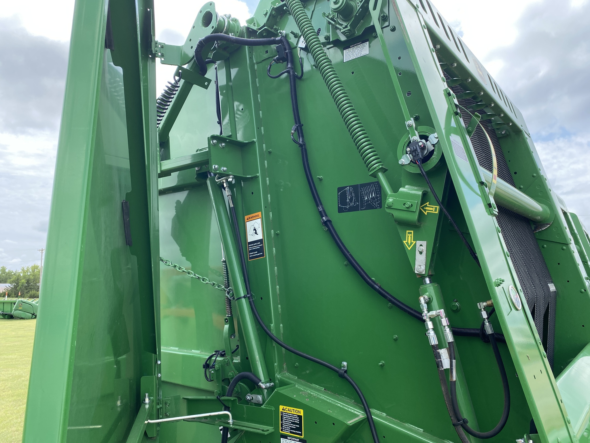 2021 John Deere 560M Image 6