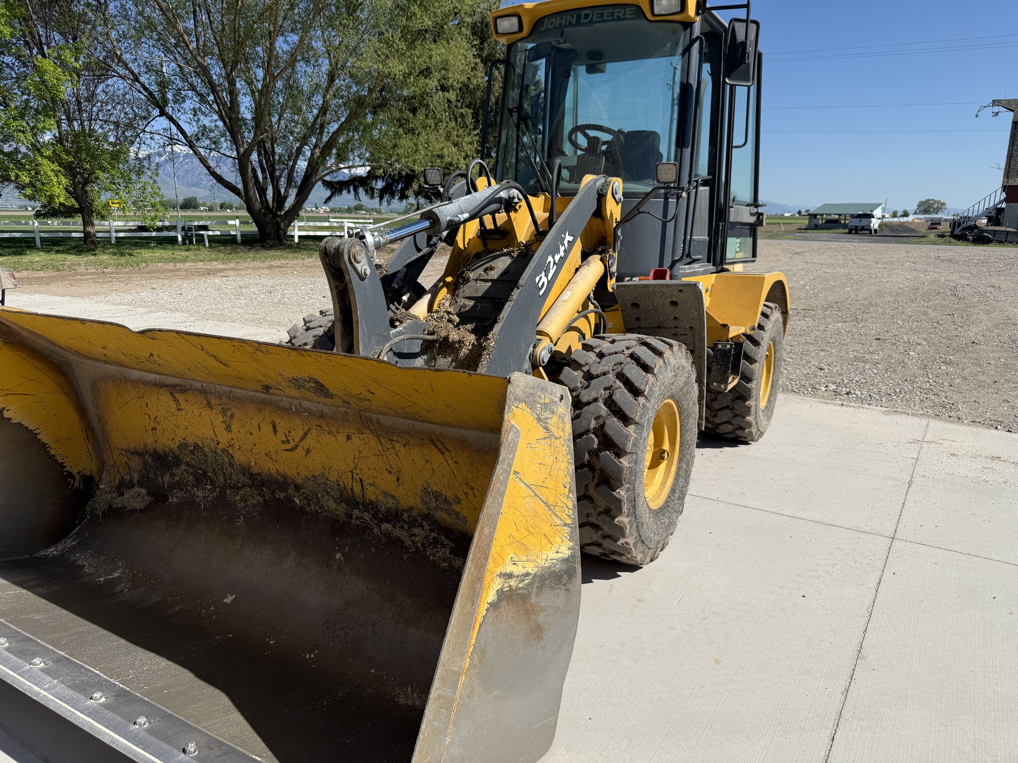 2017 John Deere 324K Image 1