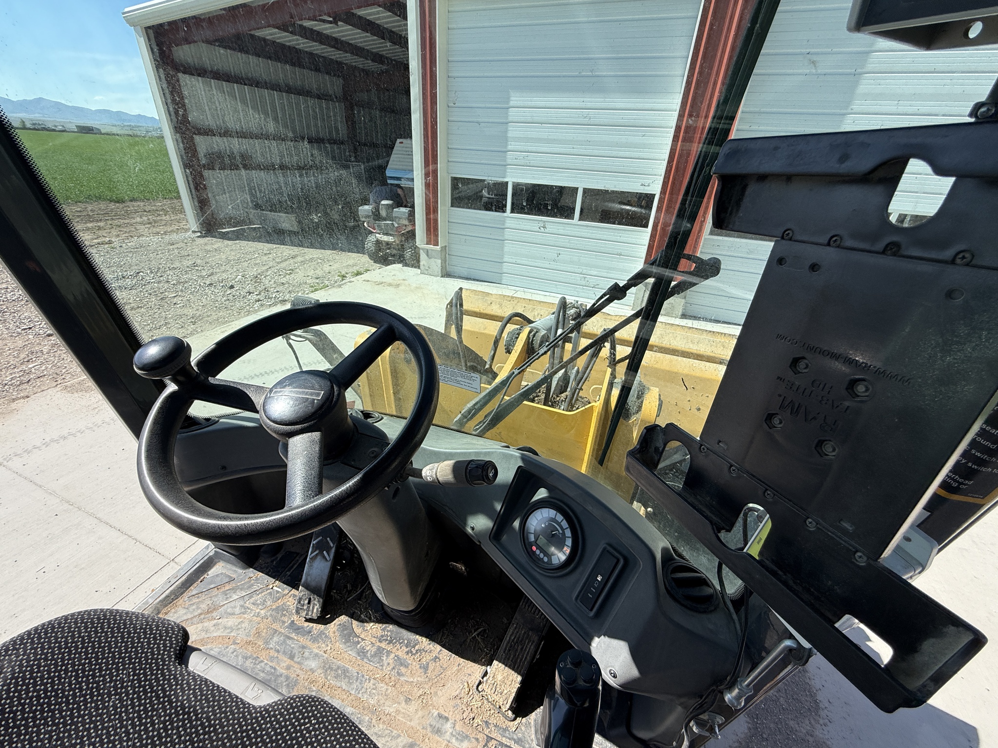 2017 John Deere 324K Image 9