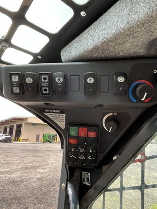 2023 John Deere 331G Photo 9