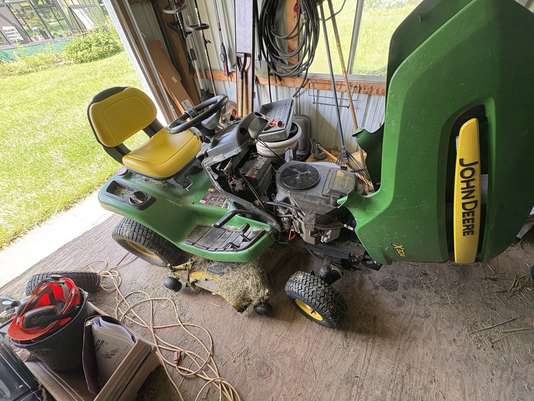 2011 John Deere X324 Image 2