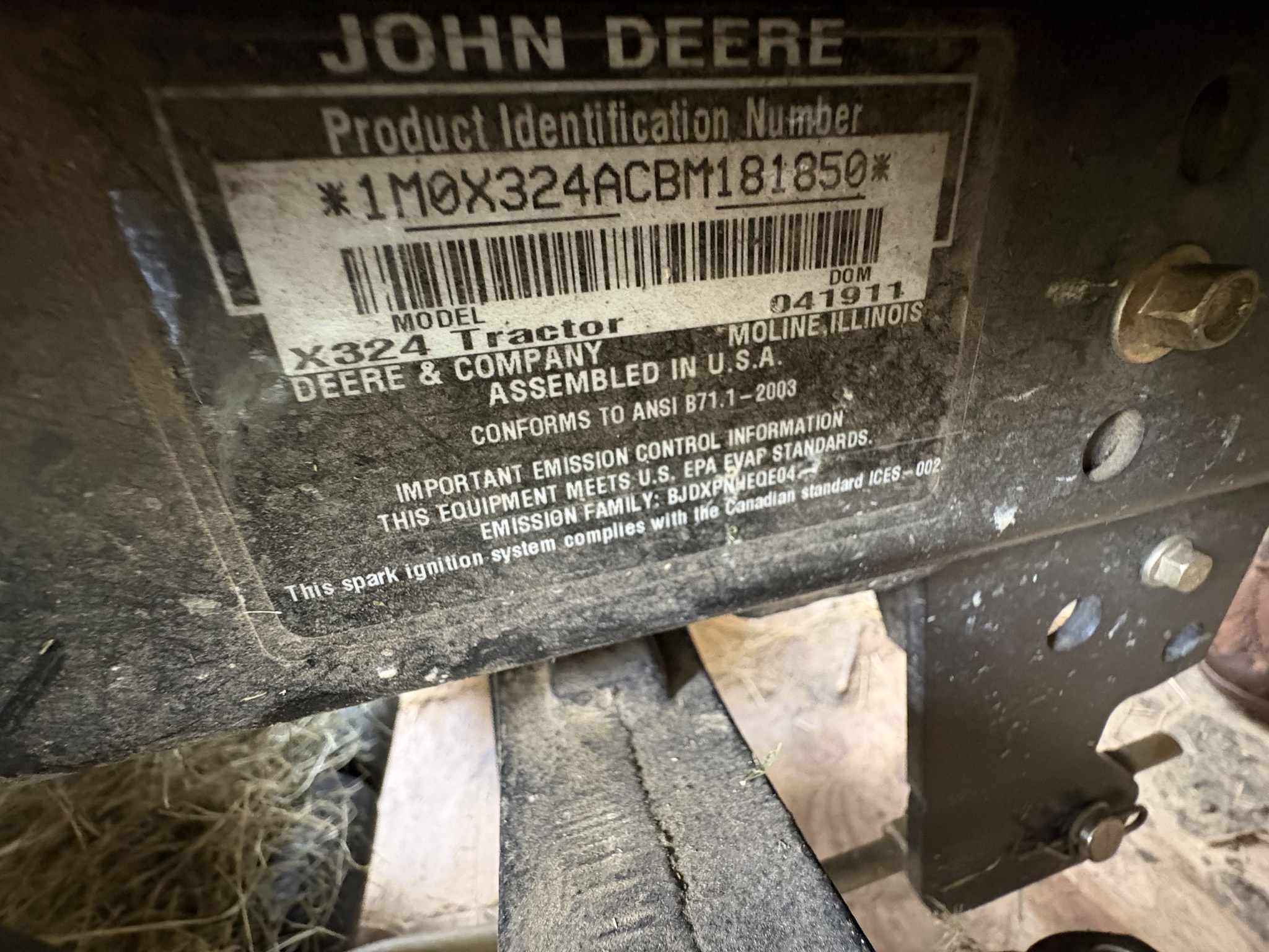 2011 John Deere X324 Image 9