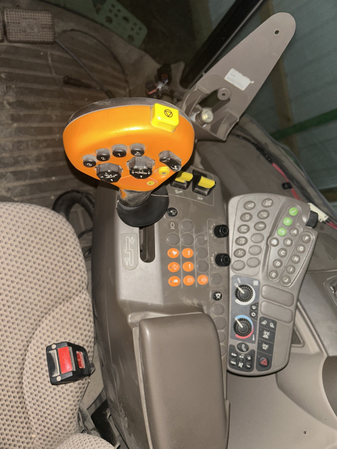 2014 John Deere S670 Image 14
