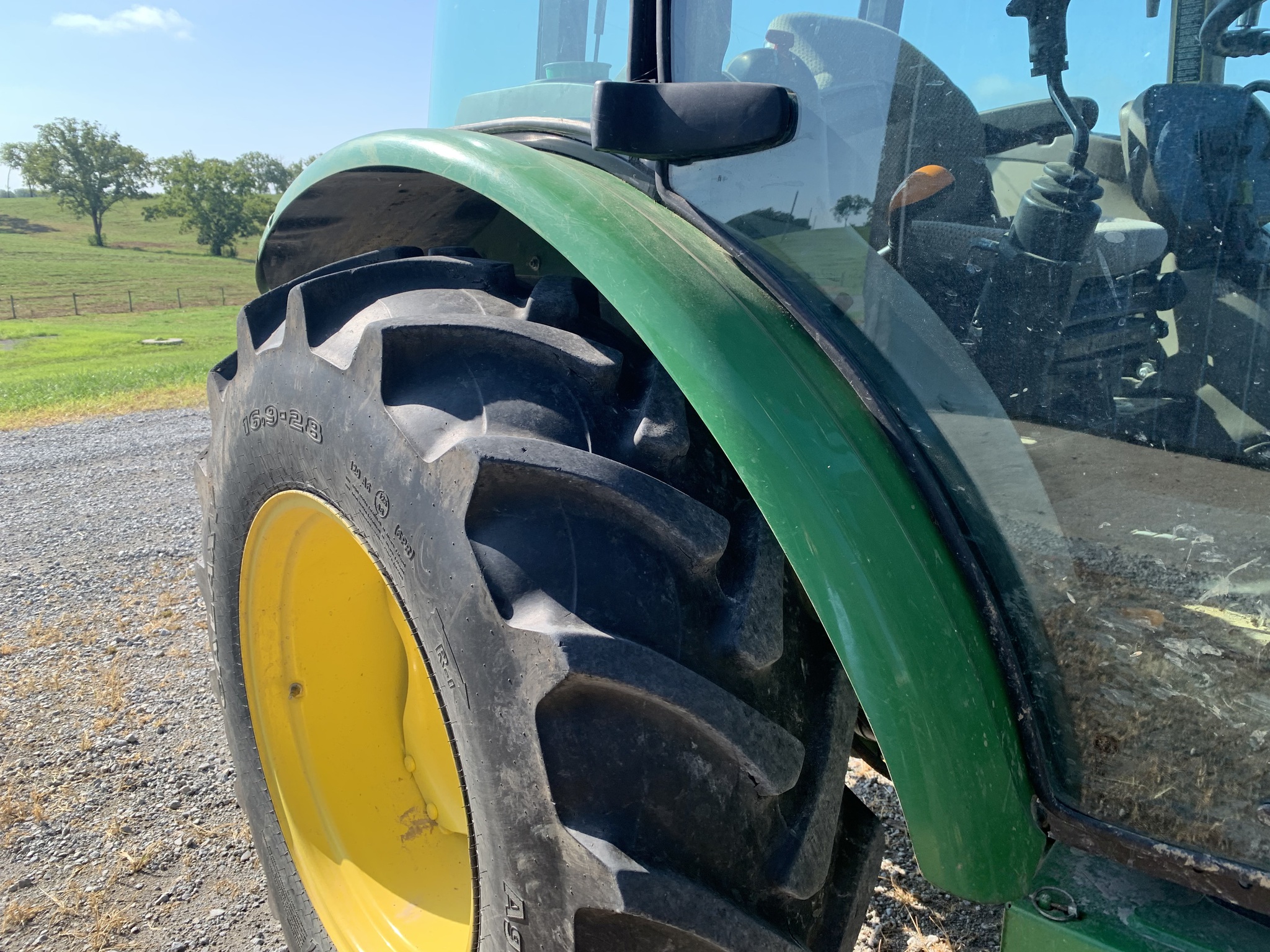 2022 John Deere 5075E Image 8