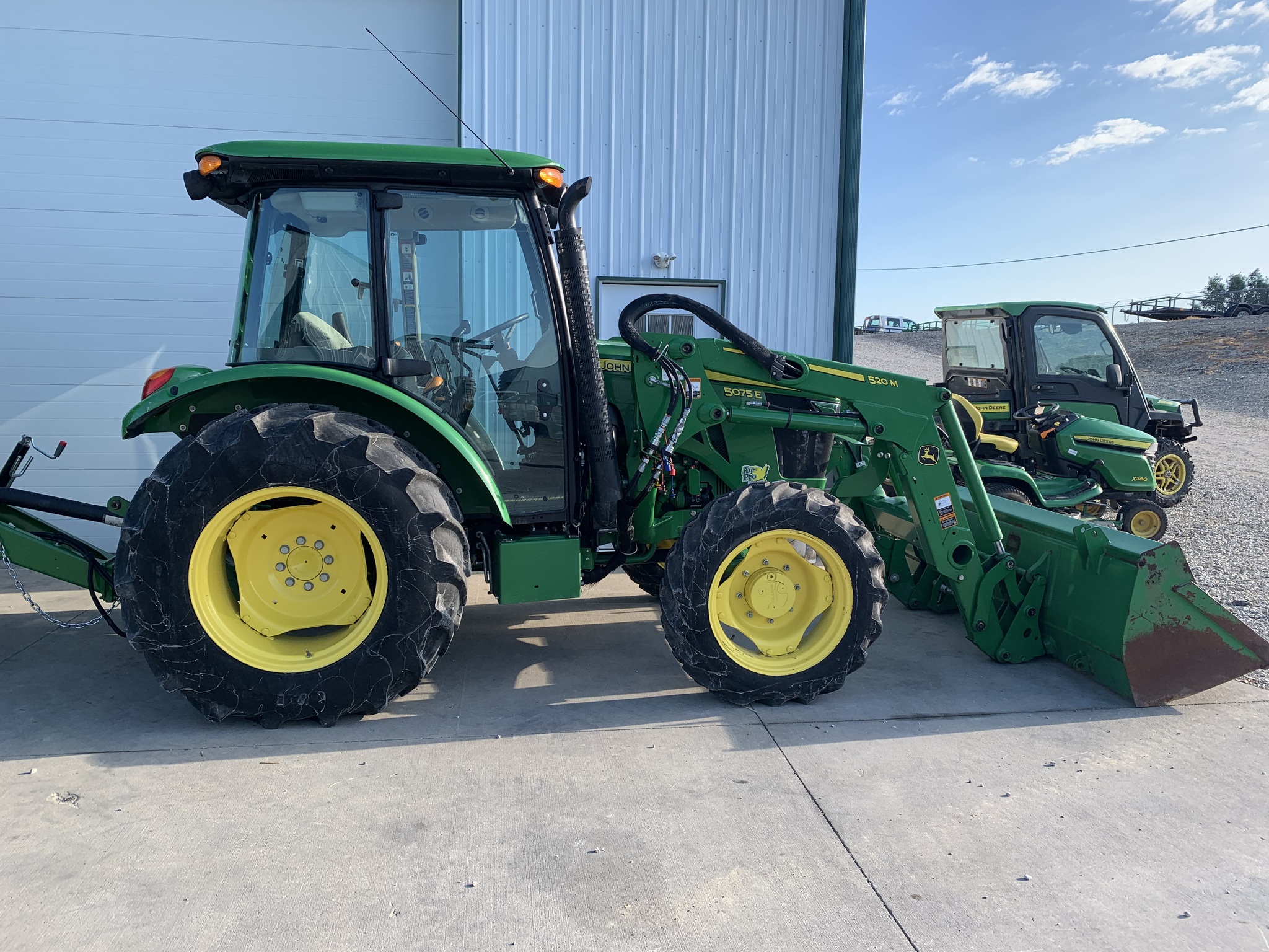 2022 John Deere 5075E Image 1