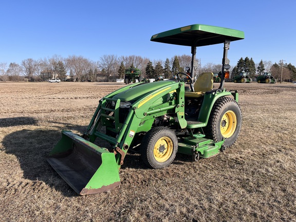  John Deere 3320