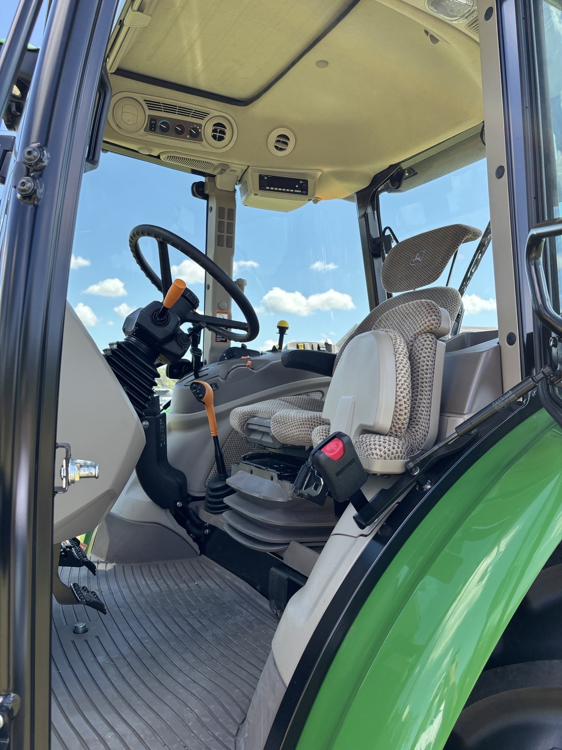 2025 John Deere 5105M Image 5