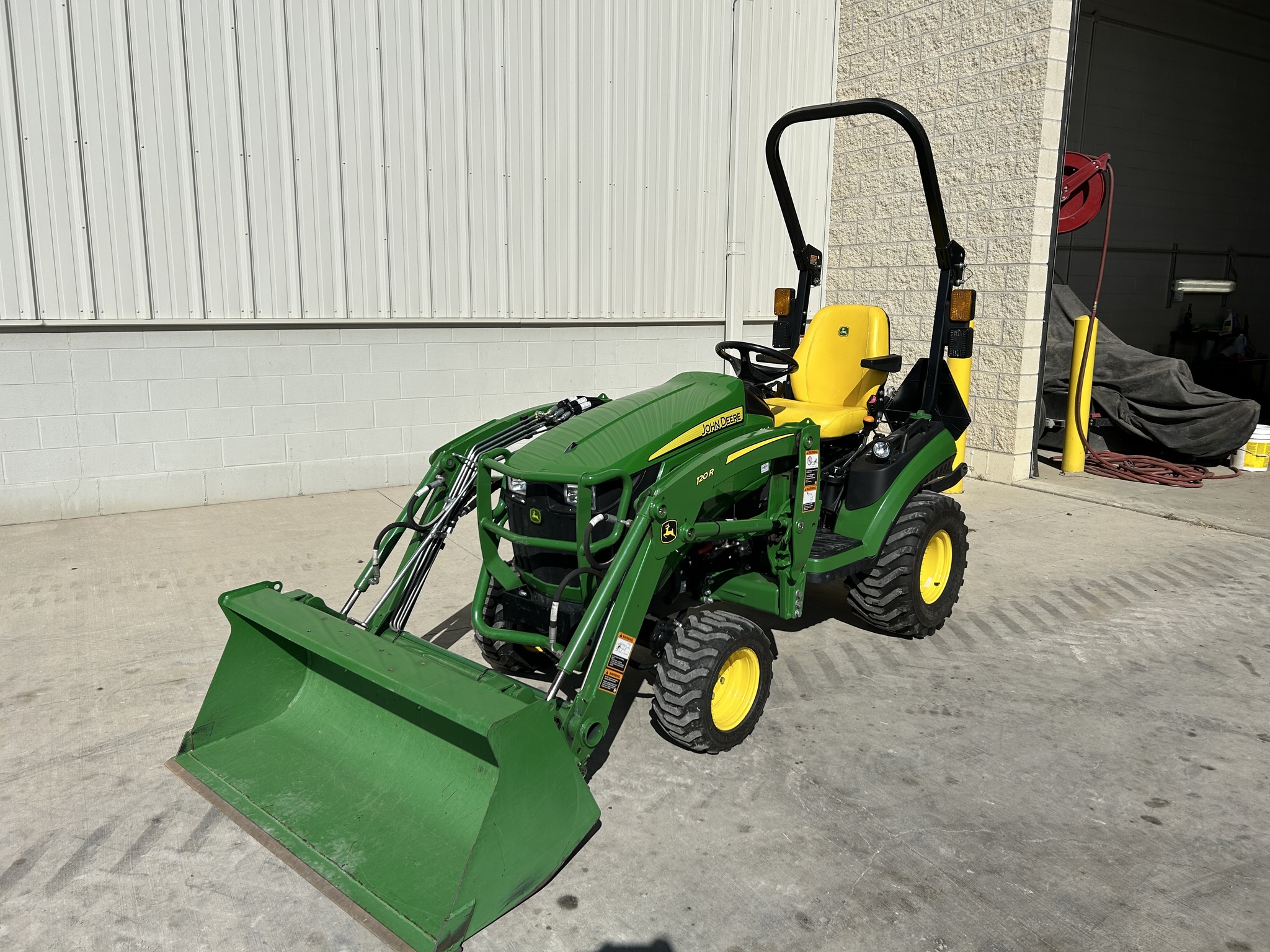 2022 John Deere 1025R Image 1