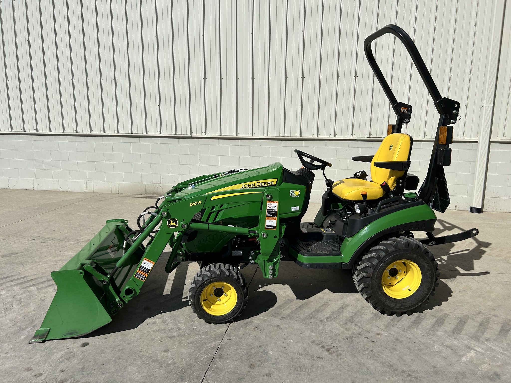 2022 John Deere 1025R Image 2