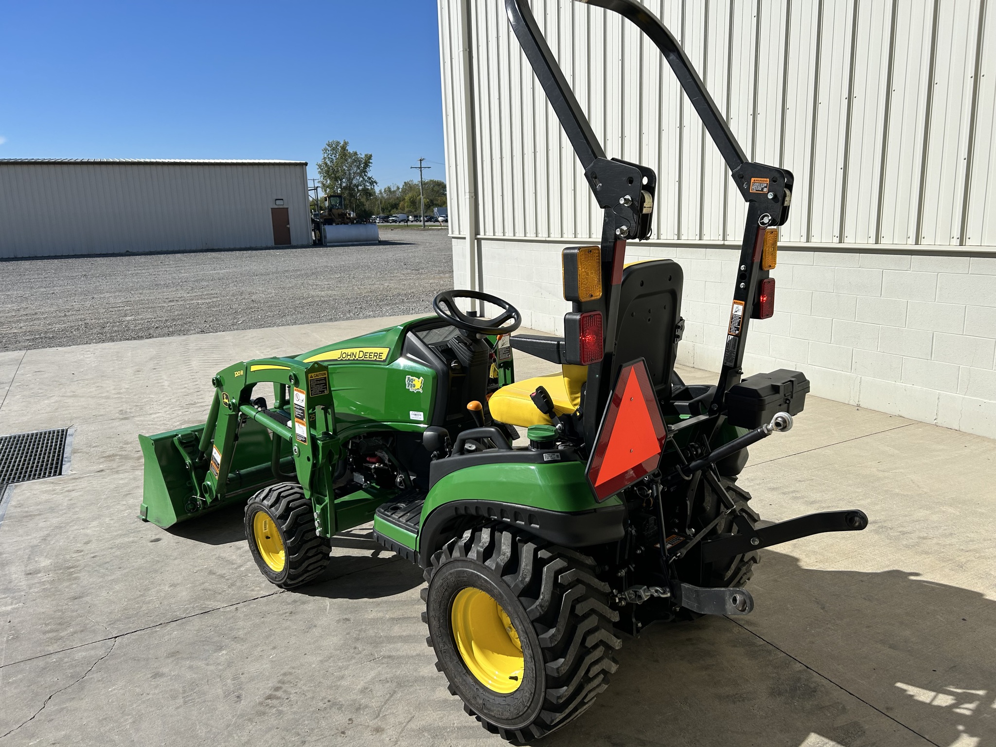 2022 John Deere 1025R Image 3