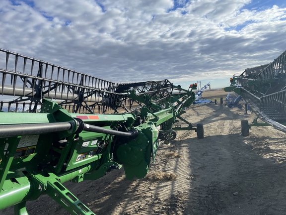 Used 2022 John Deere HD45R Combine Platforms at Horizon Ag & Turf in Vermilion, AB - Photo5